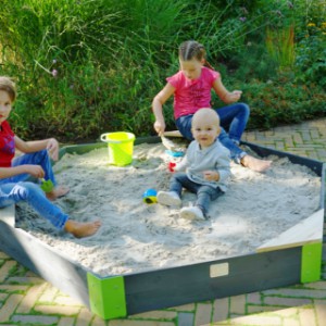 Heerlijk zandkastelen bouwen in de grote houten zandbak EXIT Aksent zeshoekig Large