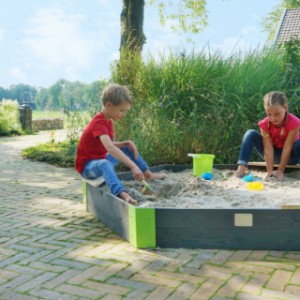 Heerlijk zandkastelen bouwen in de grote houten zandbak EXIT Aksent zeshoekig Large