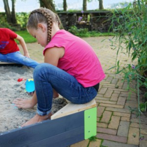 Zandbak met 3 houten zitjes