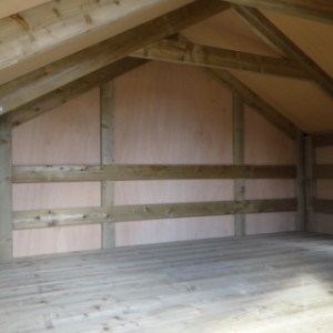 Binnenkant van het houten hok is verstevigd met balken van 45x120mm