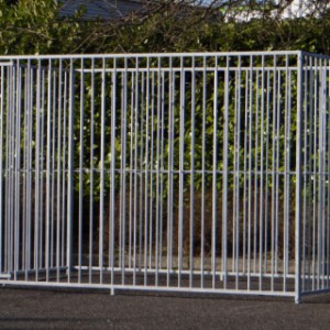 De hondenkennel heeft de afmetingen 3x2m