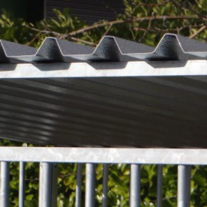 De hondenkennel is voorzien van een dak met golfplaten