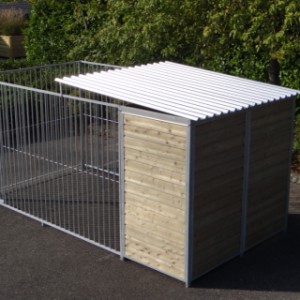 Hondenkennel FIX voorzien van half dak 4x2m