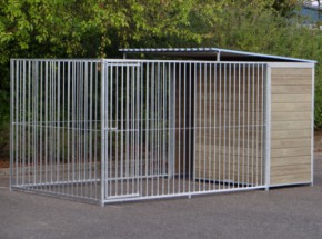 Hondenkennel FIX voorzien van half dak 4x2m