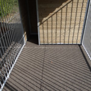 Hondenkennel FIX voorzien van half dak 4x2m