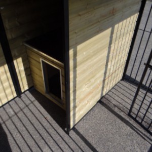 De hondenkennel COMPART 3 wordt geleverd met het nachthok Easy