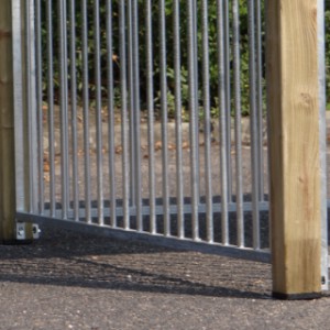 De kennel staat op plastic voetjes