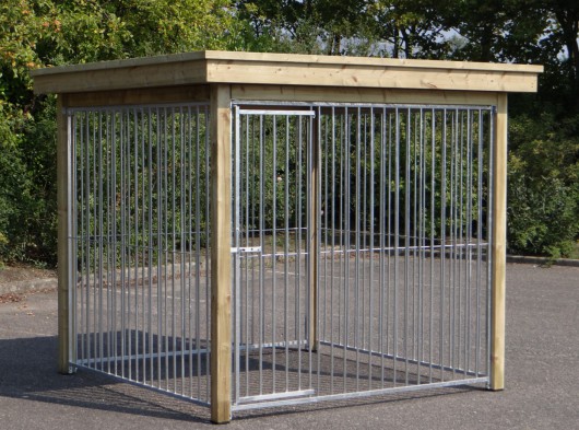 Hondenkennel FLINQ met houtkader en luxe dak 251x218cm