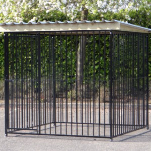 Hondenkennel FLINQ Zwart met dak Extra - vuren hout 2x2m