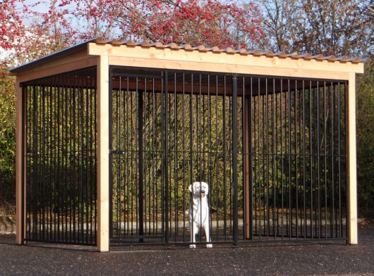 Hondenkennel FLINQ zwart met dak en Douglas houtkader 342x185cm