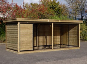 Hondenkennel FORZ zwart met houtkader, houten vloer, geïsoleerd nachthok en Luxe daksysteem 566x240x234cm