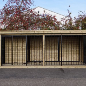 Hondenkennel FERM zwart met houtkader, houten vloer, geïsoleerd nachthok en Luxe daksysteem 566x240x234cm