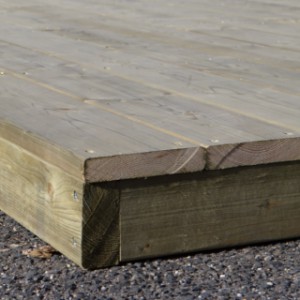 Luxe houten dragende kennelvloer, gemaakt van dikke planken