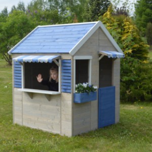 Dit speelhuisje Maritime House is afgewerkt met blauw-witte accenten