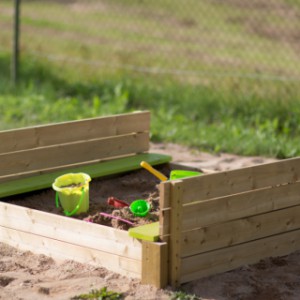 Houten zandbak met deksel en bankjes