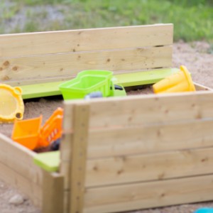 Houten zandbak met deksel en bankjes