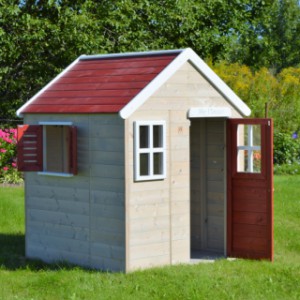 Het speelhuisje My Lodge is afgewerkt met witte en rode accenten