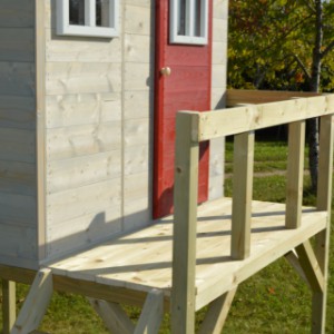 Houten speelhuis My Lodge met een veranda