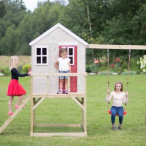 Speelhuis My Lodge wordt op een speelplateau van 90cm hoogte geplaatst