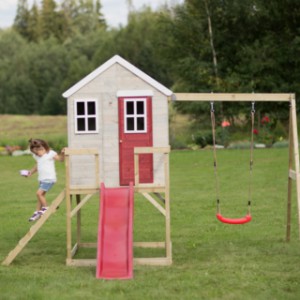 Het speelhuis My Lodge wordt geleverd met een houten vloer