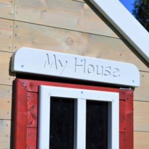 Speelhuisje My Lodge is voorzien van een bordje, waarop staat 'My House'