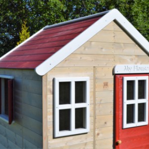 Speelhuisje My Lodge is gemaakt van hout, met een houten waterdicht dak