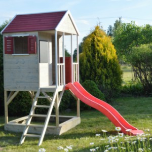 Speelhuis Summer Adventure House is voorzien van een glijbaan en zandbak