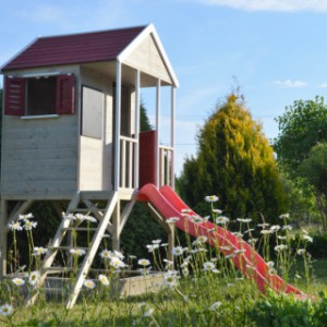 Speelhuis Summer Adventure House zorgt voor veel speelplezier met een glijbaan en een zandbak