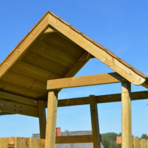 Speeltoren Junior Activity Tower met een houten dakconstructie