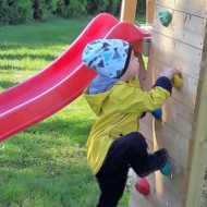 Houten speeltoren Junior Activity Tower met een leuke klimwand