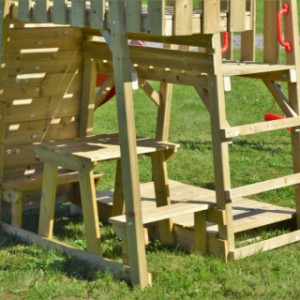 Houten speeltoren Junior Activity Tower heeft veel verschillende speelmogelijkheden