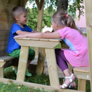 Houten speeltoren Junior Activity Tower met een leuk picknickset