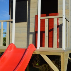 Speelhuis Summer Adventure House met glijbaan, schommel en zandbak, zodat er voor veel speelplezier gezorgd wordt