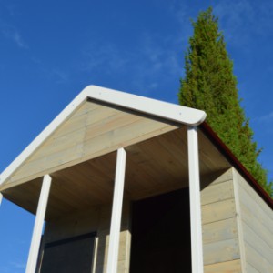 Speelhuisje Summer Adventure House is voorzien van een overdekte veranda, zodat je droog kunt spelen