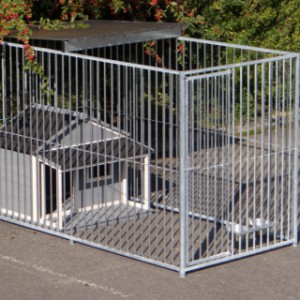 Hondenkennel Flinq1.5x3 meter met half dak en hondenhok Wooff