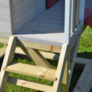 Het speelhuis Nordic Adventure wordt geplaatst op een houten speelplateau