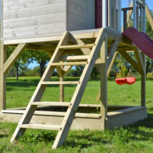 Speelhuis Nordic Adventure House wordt geleverd inclusief schommel, glijbaan, zandbak en trap
