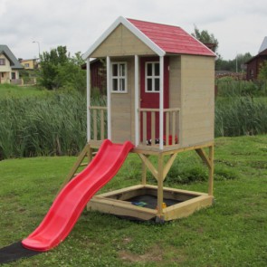 Houten speelhuis Nordic Adventure House met glijbaan en zandbak