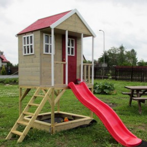 Houten speelhuisje Nordic Adventure House wordt geleverd inclusief glijbaan