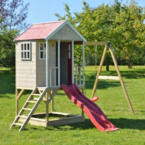 Het speelhuisje Nordic Adventure House wordt op een 90cm hoog speelplateau geplaatst