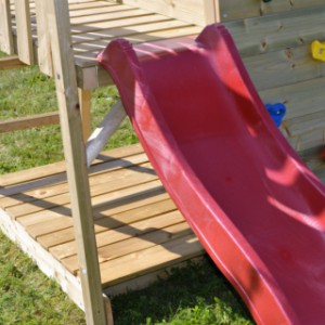 De speeltoren Junior Activity Tower is uitgerust met een zandbak