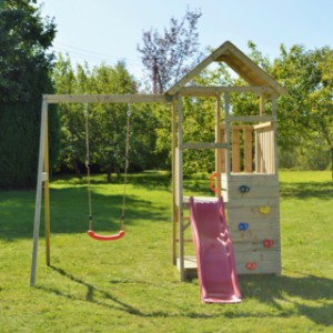 Speeltoestel Junior Activity Tower is voorzien van een glijbaan, schommel en een zandbak