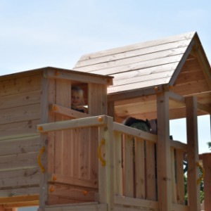 Houten speeltoren voor in uw achtertuin