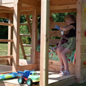 Knusse speelruimte onder houten speeltoestel Ranch