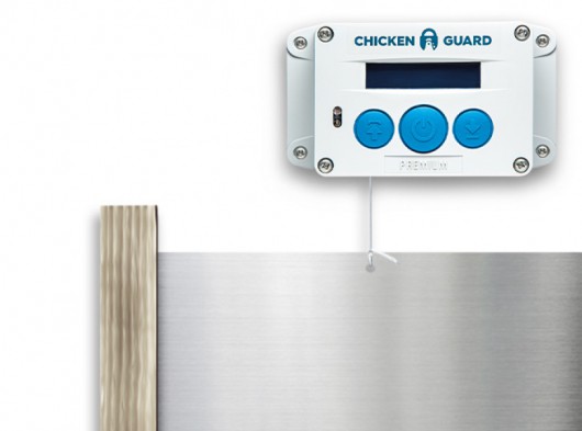 Automatische kippenhok opener Chickenguard Premium met luikje en eiken geleiders