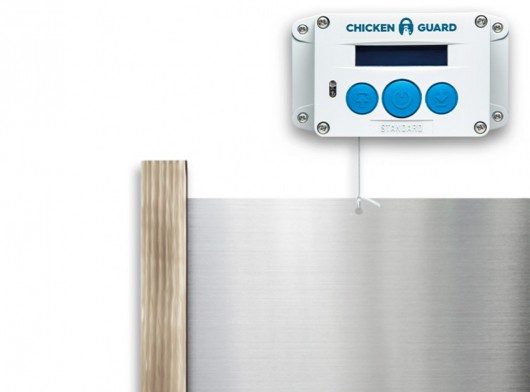 Automatische kippenhok opener Chickenguard Standard met luikje en eiken geleiders