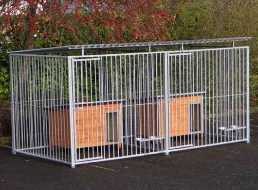 Hondenkennel Flinq Dubbel 2x4 m met nachthokken en voederstellen