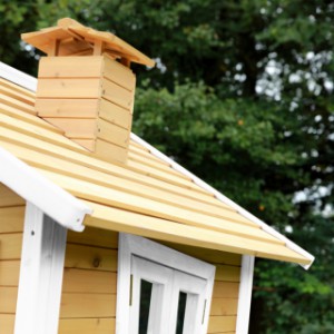 Speelhuis Robin | houten dakje met schoorsteen