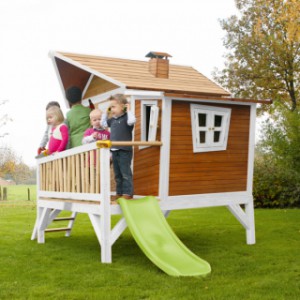 Speelhuis Emma Bruin-wit | houten speelhuis met glijbaan voor in de tuin