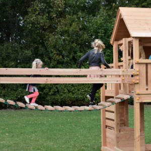 De speeltorens verbonden door middel van een speelbrug met beweegbaar loopdek